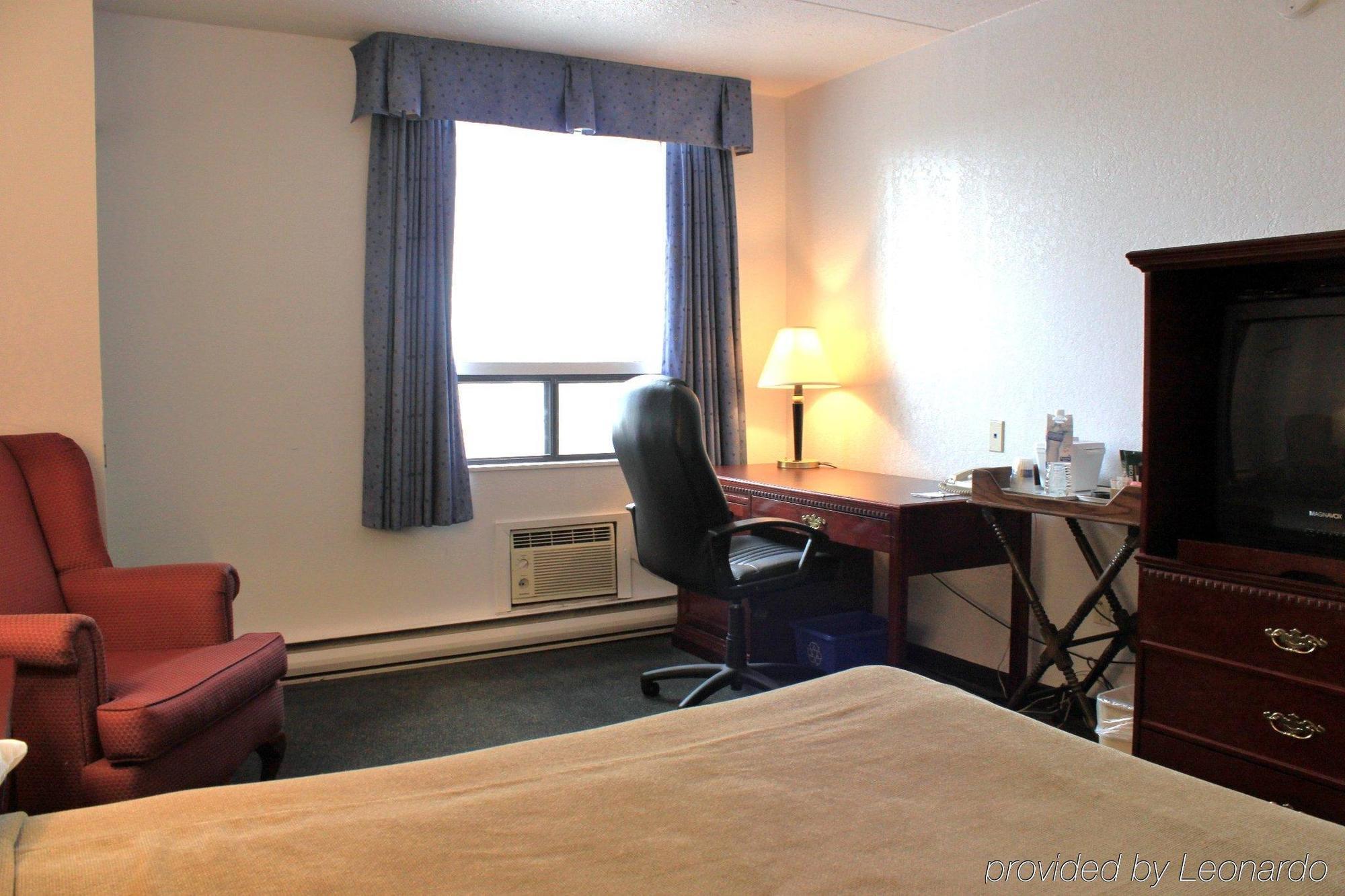 Emerald Hotel & Suites Calgary Airport الغرفة الصورة