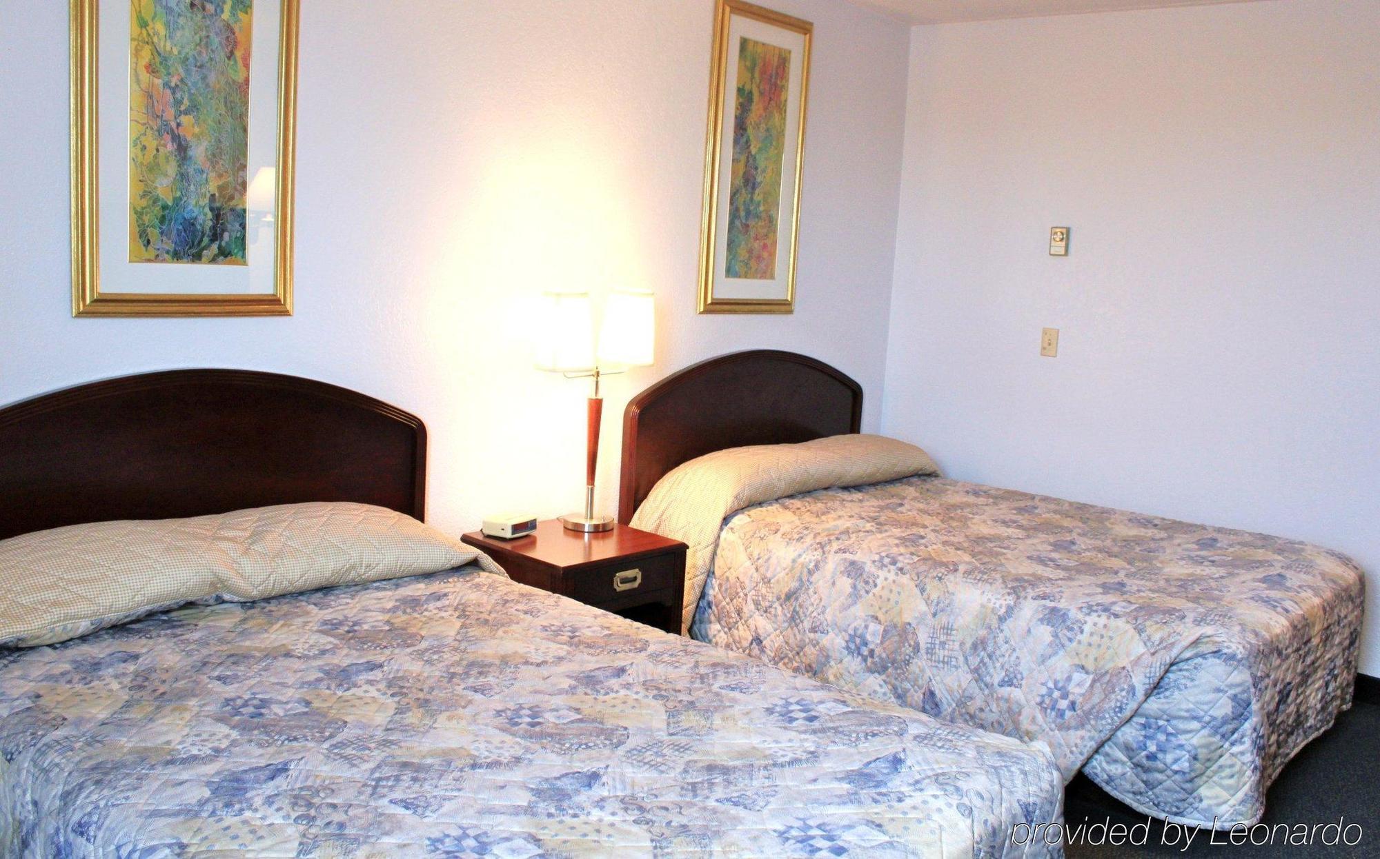 Emerald Hotel & Suites Calgary Airport الغرفة الصورة